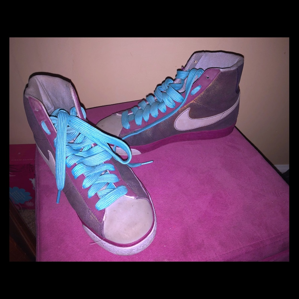 Y2K purple Nike high top tennis shoes.